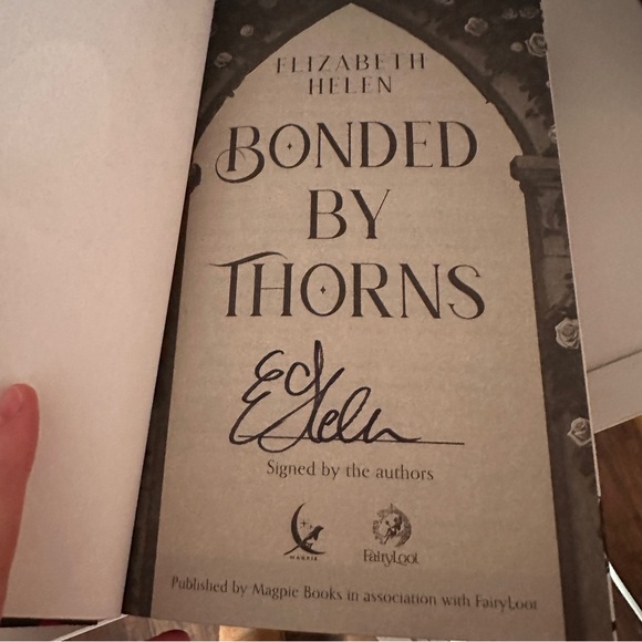 FairyLoot Romantasy Bonded By Thorns Elizabeth Helen Signed Hardback - Picture 7 of 9